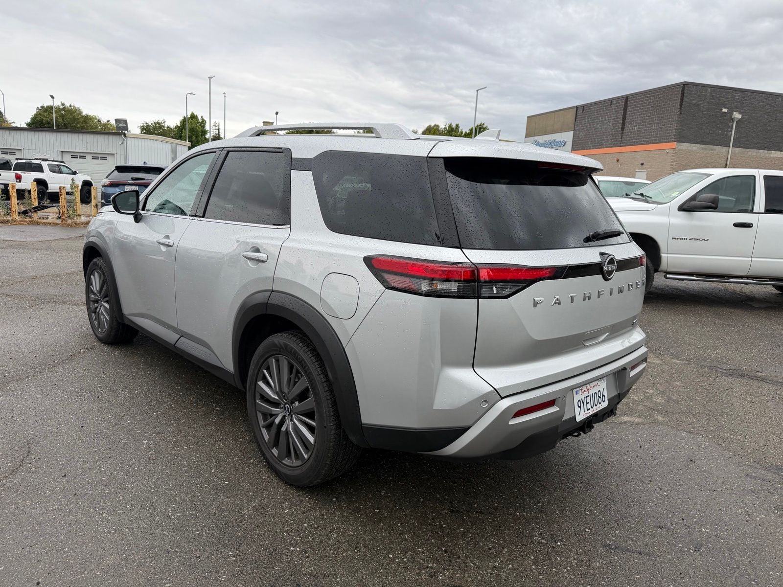 2025 Nissan Pathfinder SL