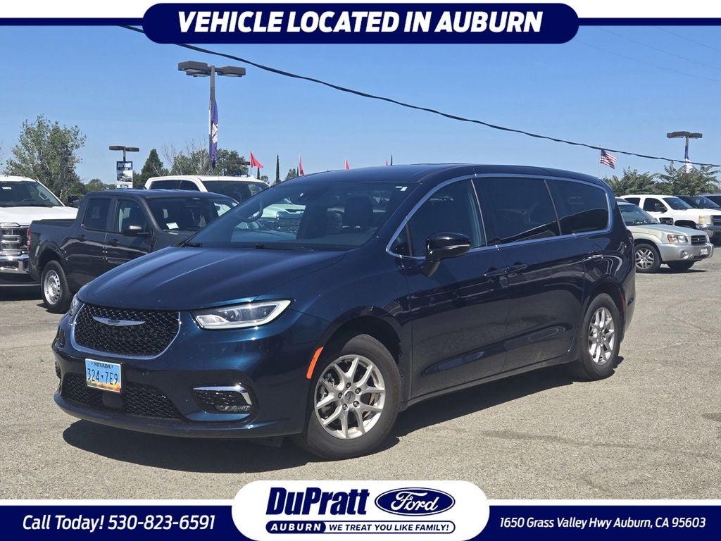 2025 Chrysler Pacifica Select's photo